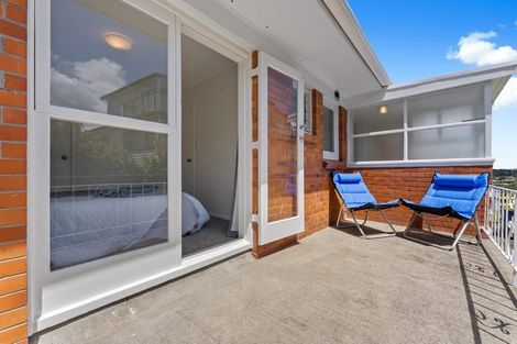 Photo of property in 2/174 East Coast Road, Forrest Hill, Auckland, 0620