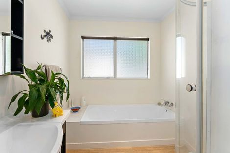 Photo of property in 16 Iti Grove, Waikanae, 5036