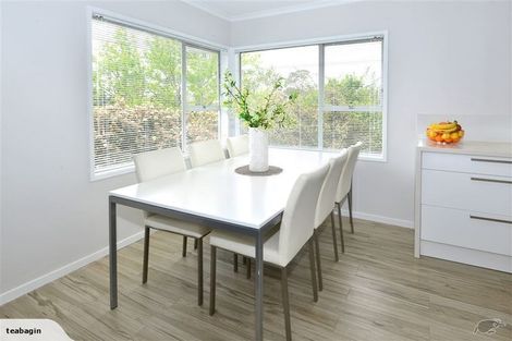 Photo of property in 28 Totaravale Drive, Totara Vale, Auckland, 0629