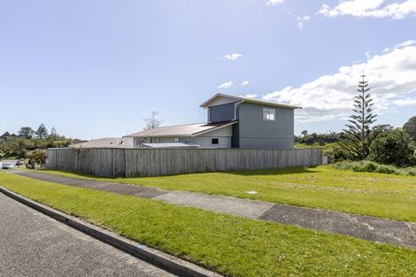 Photo of property in 100 Riversdale Drive, Merrilands, New Plymouth, 4312