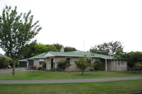 Photo of property in 16 Burnside Crescent, Burnside, Christchurch, 8053