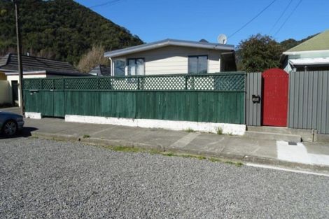 Photo of property in 60 Broadway, Picton, 7220