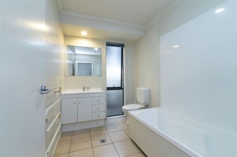 Photo of property in 37 Hewlett Road, Massey, Auckland, 0614