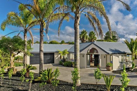 Photo of property in 8 Almond Grove, Greenhithe, Auckland, 0632