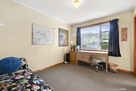 Photo of property in 17 Cave Road, Houghton Bay, Wellington, 6023