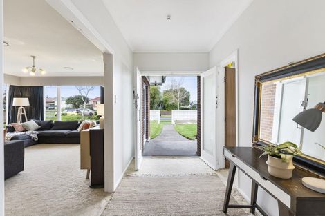 Photo of property in 58 Yeovil Road, Te Atatu Peninsula, Auckland, 0610