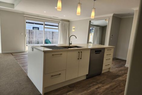 Photo of property in 5 Old Stone Lane, Cracroft, Christchurch, 8022