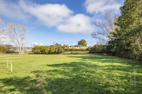 Photo of property in 271 Waitakere Road, Taupaki, Henderson, 0782