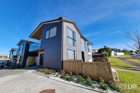 Photo of property in 17a Marina View Drive, West Harbour, Auckland, 0618
