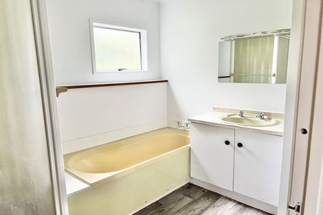 Photo of property in 21 Tudor Road, Henderson, Auckland, 0610