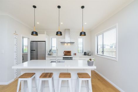 Photo of property in 114 Johnstone Drive, Fitzherbert, Palmerston North, 4410