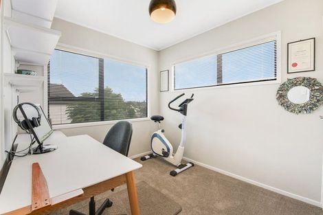 Photo of property in 17 Leiden Place, Totara Vale, Auckland, 0629