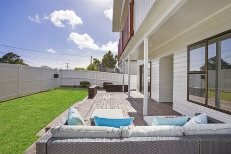 Photo of property in 1/28 Knights Road, Rothesay Bay, Auckland, 0630