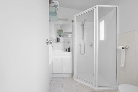 Photo of property in 1/66 Browns Bay Road, Rothesay Bay, Auckland, 0630