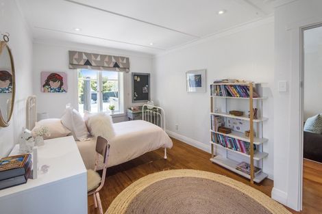 Photo of property in 111 Vauxhall Road, Narrow Neck, Auckland, 0624