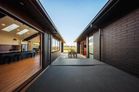 Photo of property in 2 Vickers Way, Acacia Bay, Taupo, 3385