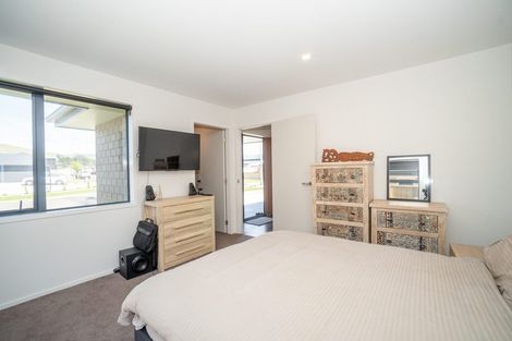 Photo of property in 8 Cyprus Place, Fitzherbert, Palmerston North, 4410