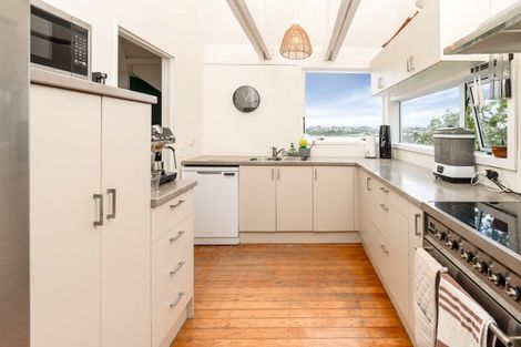 Photo of property in 17 Fitzpatrick Street, Newlands, Wellington, 6037