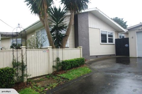 Photo of property in 2 Taupo Street, Green Bay, Auckland, 0604