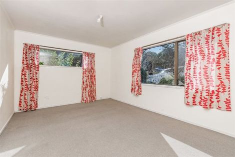Photo of property in 66 Easton Park Parade, Glenfield, Auckland, 0629