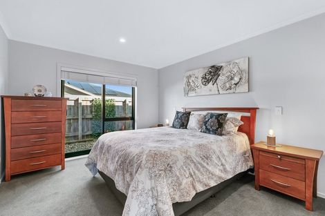 Photo of property in 8 Ash Close, Levin, 5510
