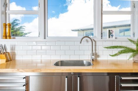 Photo of property in 34 Brooker Grove, Newlands, Wellington, 6037