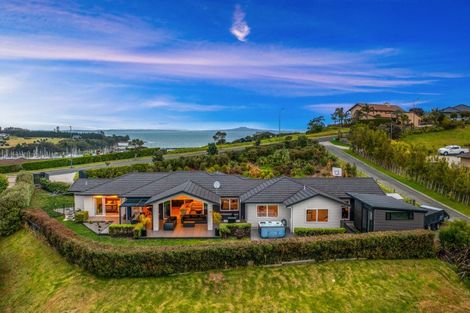 Photo of property in 60 Roberts Road, Matakatia, Whangaparaoa, 0930
