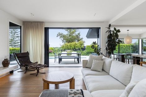 Photo of property in 56 Covil Avenue, Te Atatu South, Auckland, 0610