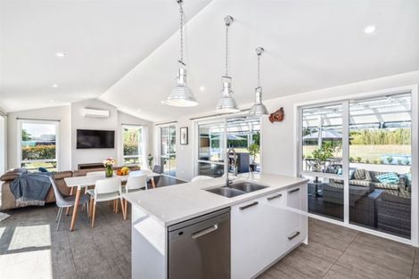 Photo of property in 773 Waitakere Road, Kumeu, 0891