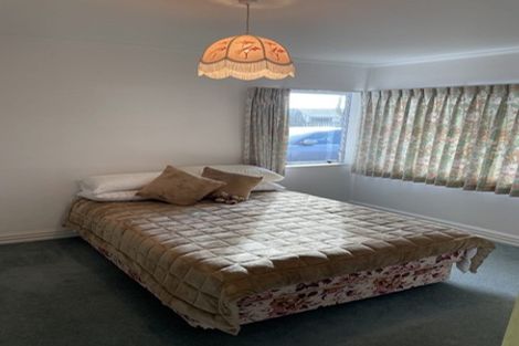 Photo of property in 2/24 Cherub Place, West Harbour, Auckland, 0618