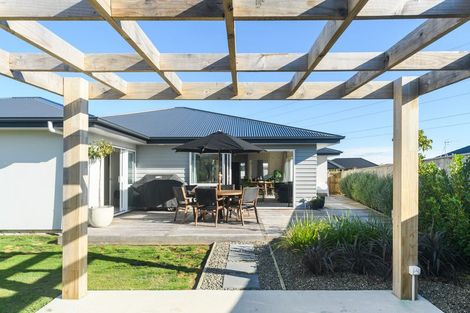 Photo of property in 10 Sardinia Grove, Fitzherbert, Palmerston North, 4410