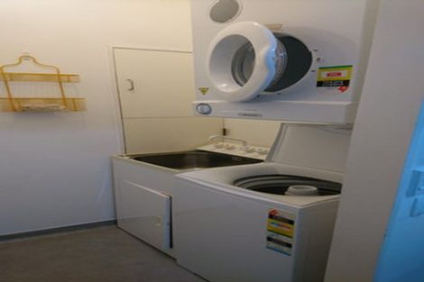 Photo of property in 17 Kent Terrace - Kent Apartments, 4e/16 Kent Terrace, Mount Victoria, Wellington, 6011