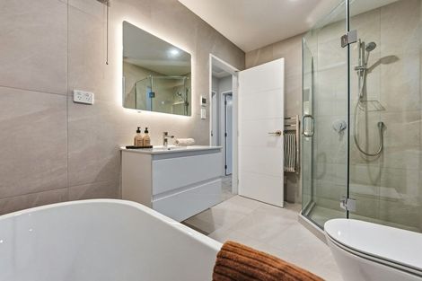 Photo of property in 8c Catalina Crescent, Forrest Hill, Auckland, 0620