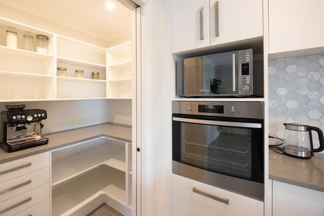 Photo of property in 6 Atlantic Drive, Fitzherbert, Palmerston North, 4410