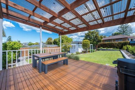 Photo of property in 6 Thornlow Street, Glendene, Auckland, 0602