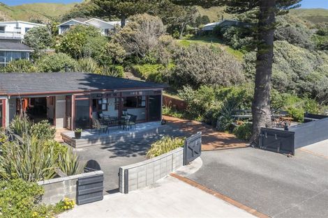 Photo of property in 2/33 Beach Road, Paekakariki, 5034