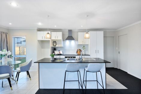 Photo of property in 12 Lockyer Road, Kumeu, 0810