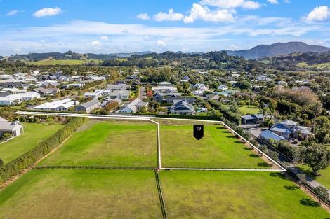 Photo of property in 19 Sandpiper Avenue, Point Wells, 0986