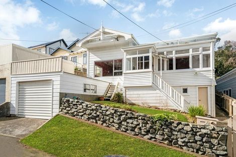 Photo of property in 18 Woburn Road, Northland, Wellington, 6012