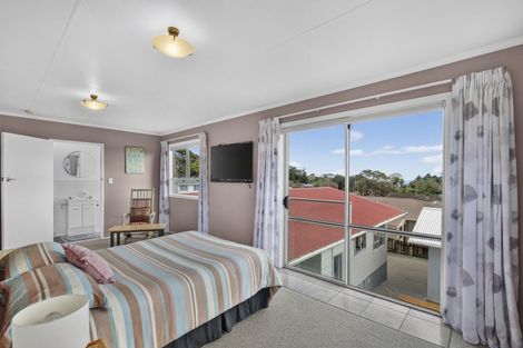 Photo of property in 100 Riversdale Drive, Merrilands, New Plymouth, 4312