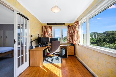 Photo of property in 33 Walter Road, Lowry Bay, Lower Hutt, 5013