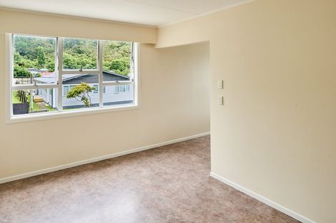 Photo of property in 4 Thomson Grove, Stokes Valley, Lower Hutt, 5019