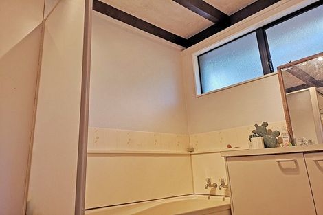 Photo of property in 2/52 Heathcote Road, Castor Bay, Auckland, 0620