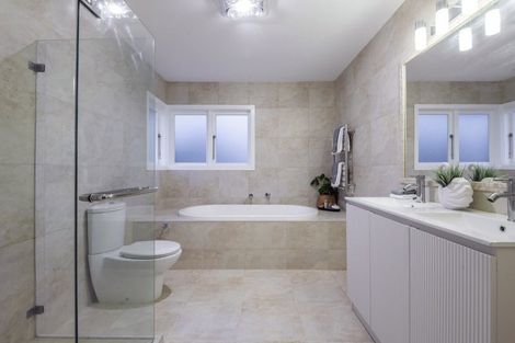 Photo of property in 22 Eversleigh Road, Belmont, Auckland, 0622