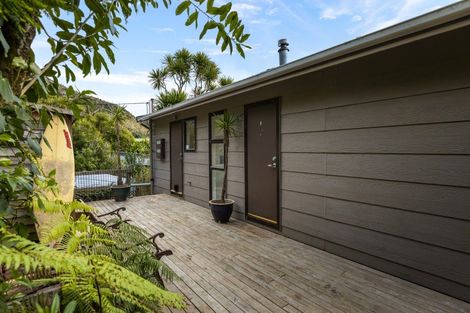 Photo of property in 22 Pendrell Road, Piha, New Lynn, 0772