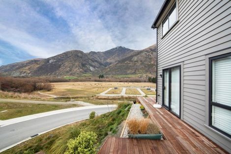 Photo of property in 28 Hayes Creek Road, Lake Hayes Estate, Queenstown, 9304