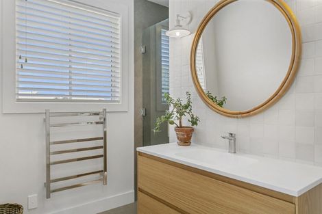 Photo of property in 5 Lens Way, Acacia Bay, Taupo, 3385