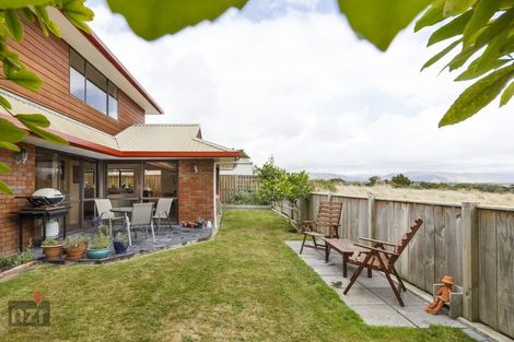 Photo of property in 35 Springdale Grove, Fitzherbert, Palmerston North, 4410