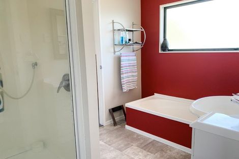 Photo of property in 1 Monarch Grove, Maoribank, Upper Hutt, 5018