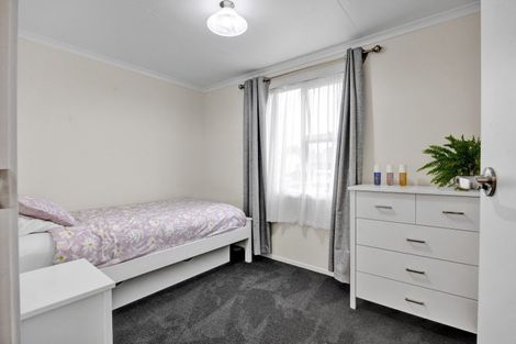 Photo of property in 16 Kauri Street, Merrilands, New Plymouth, 4312